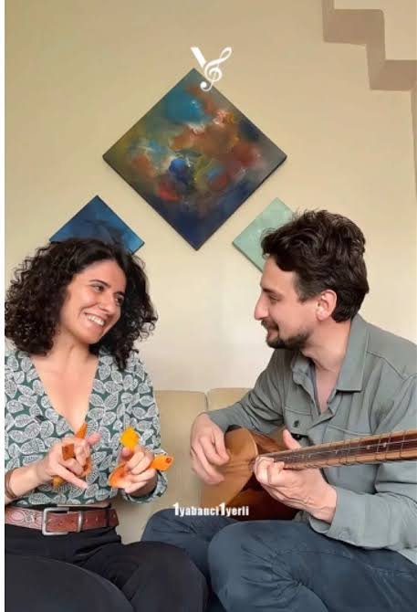 Zelişah ve Mustafa birlikte çalarken