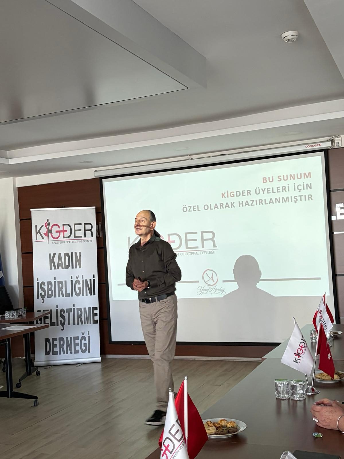 Sosyolog ve Aile Danışmanı Yusuf Ağırdağ, KİGDER üyelerine özel hazırlanan sunumla eğitime başlıyor