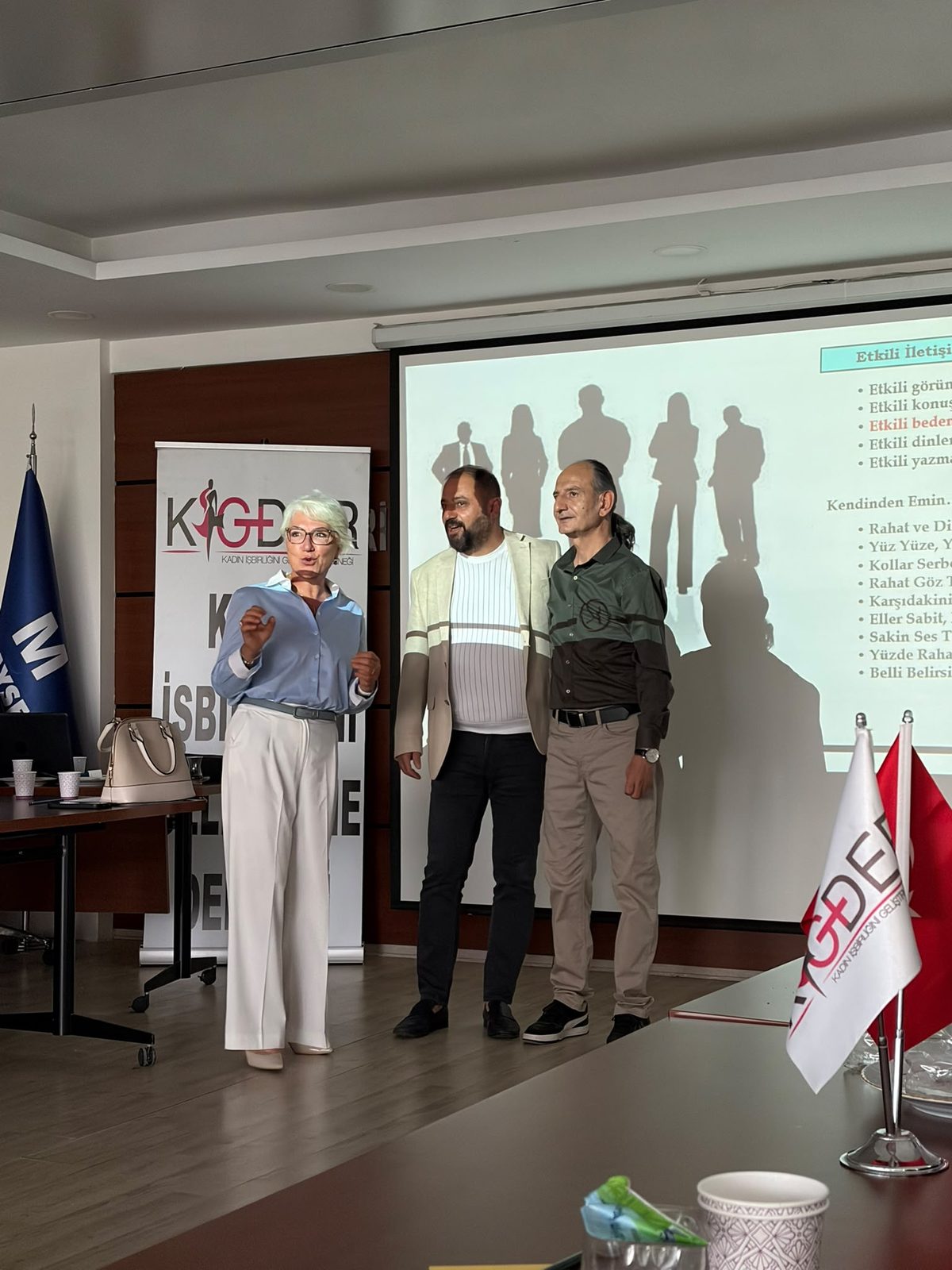Yusuf Ağırdağ, beden dili üzerine canlı bir uygulama yaptırıyor
